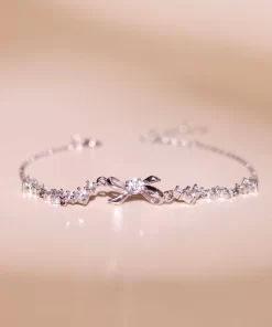 Lac-tay-bac-nu-thiet-ke-mat- no-đinh-đa-lap-lanh